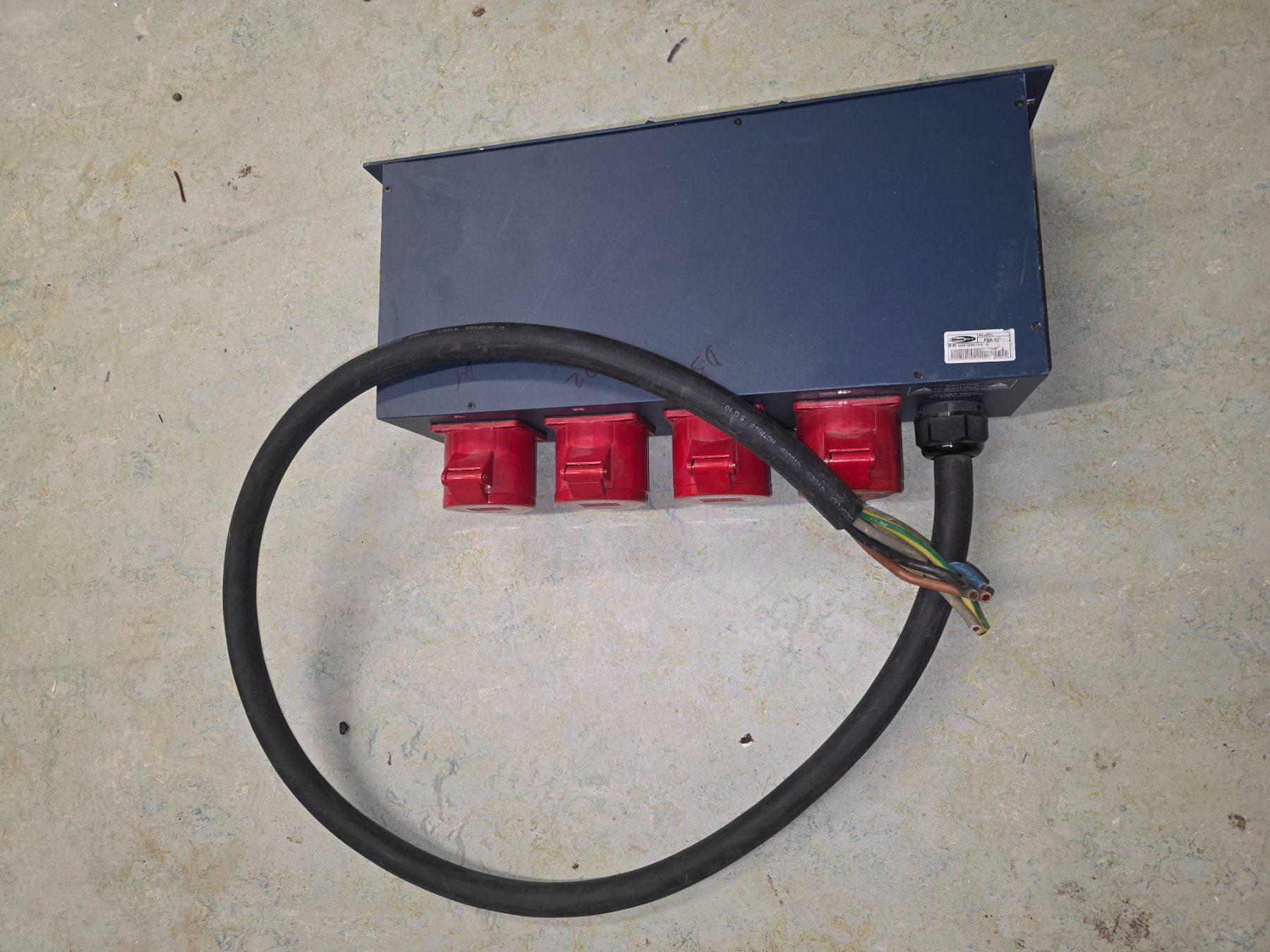Alimentazione elettrica: Showtech PSA-631 Stromverteiler 1x 63A auf 4x CEE32A – Usato da Langnau am Albis venduto da Michel_BaumgartnerLA 2