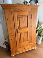 Schöner Holzschrank – Landhausstil