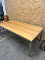 Holztisch mit Stromanschluss