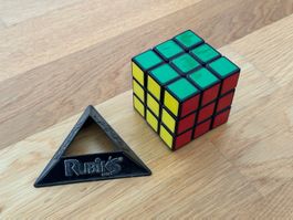 Rubik's Zauberwürfel inklusiv Ständer