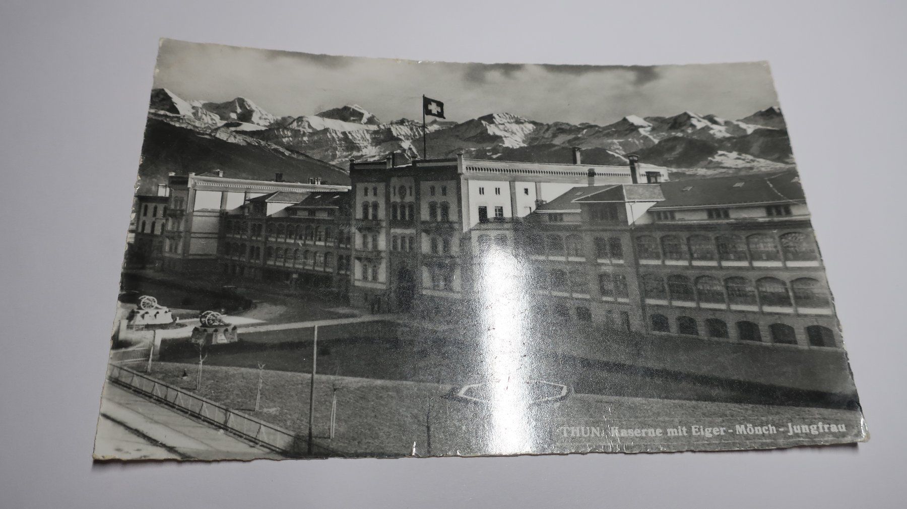 Cartoline postali: Thun Kaserne mit Eiger - Mönch - Jungfrau – Usato da Cormoret venduto da Pascalll2001 1
