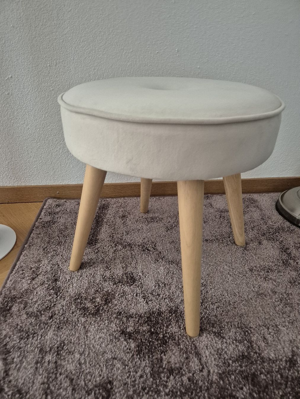 Hocker: Stylischer Polsterhocker Samt Beige mit Holzbeinen – Gebraucht aus Affoltern am Albis von Diana888