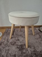 Stylischer Polsterhocker Samt Beige mit Holzbeinen