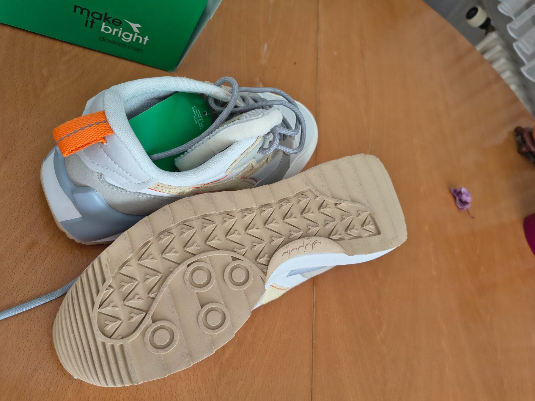 Diadora Scarpe da donna: Sneaker Diadora, Grösse 39, Neu. – Nuovo (secondo la descrizione) da St. Gallen venduto da Ovi777 1