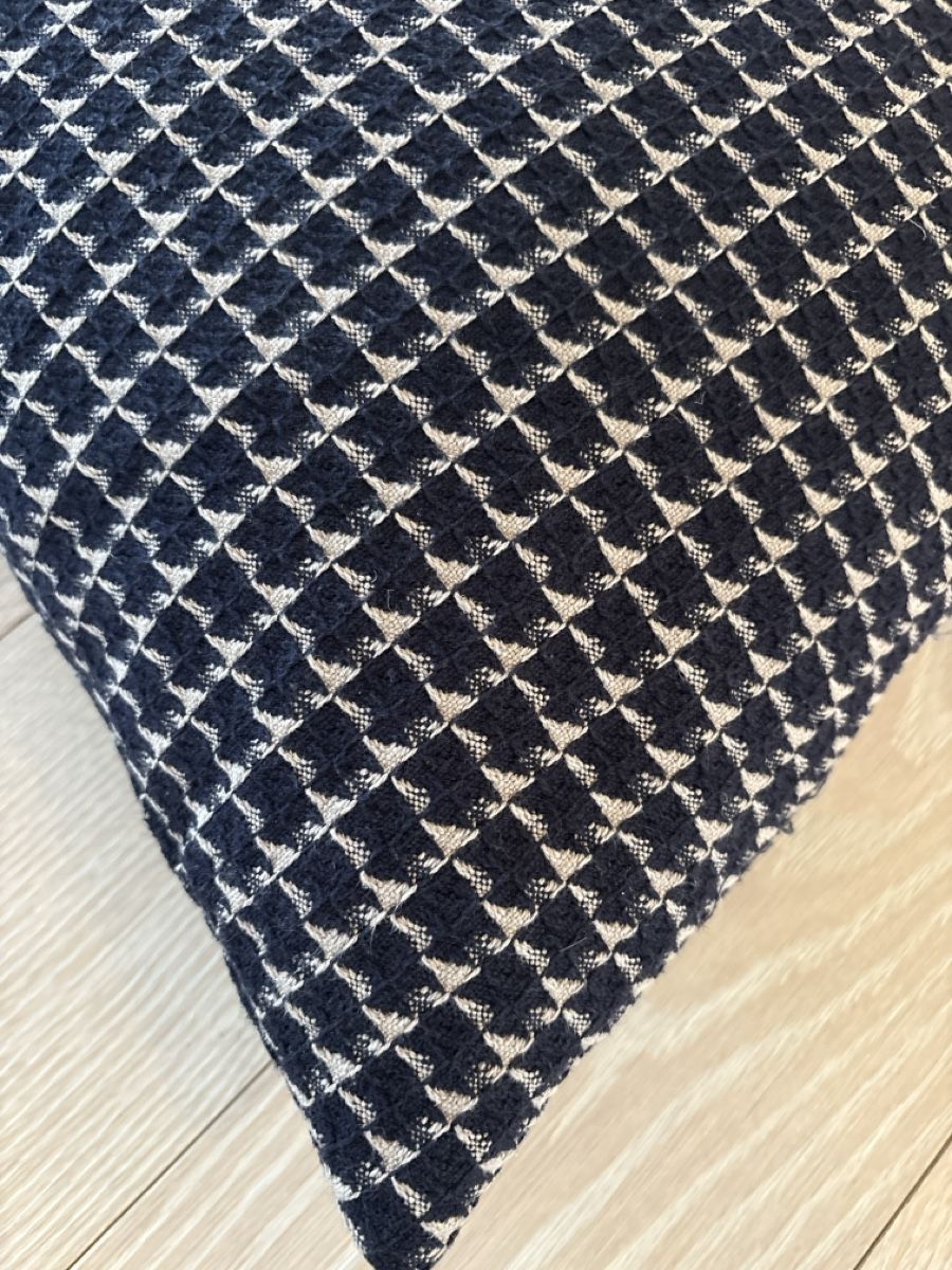 Letti: Stylish Houndstooth Pattern Pillow, Perfect for Autumn! – Nuovo (secondo la descrizione) da Uitikon Waldegg venduto da JanicaGe 1
