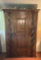 Antiker massiver Holzschrank