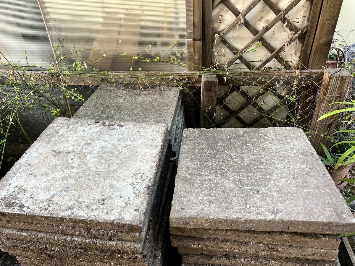 Rivestimenti per pavimenti: 50 Stk. Gartenplatten Beton – Usato da Oftringen venduto da Agrimoni