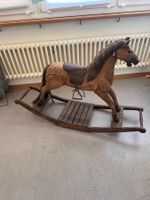Antikes Schaukelpferd aus Holz mit Metallbeschlägen
