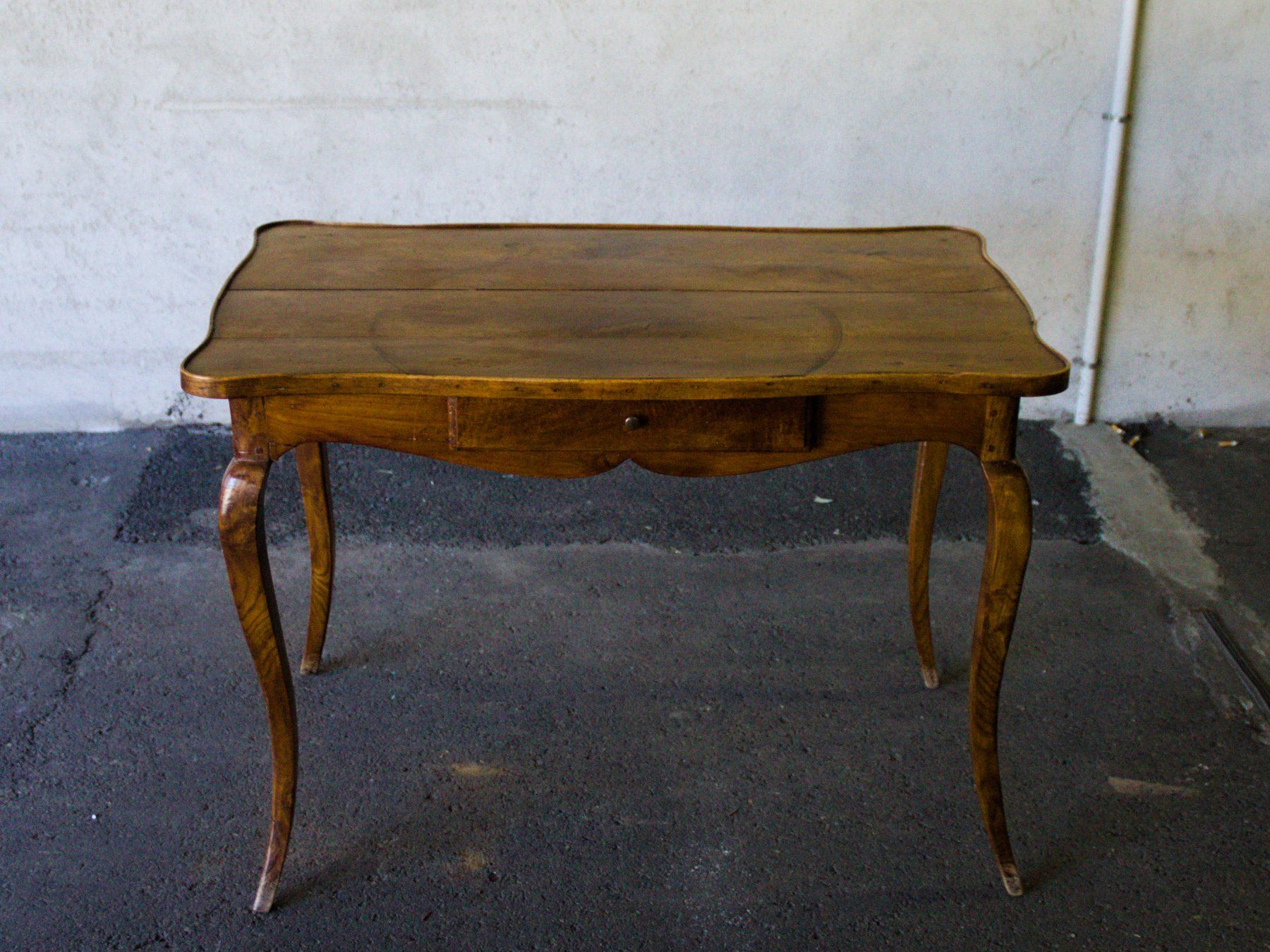 Tavoli: Table à écrire d'époque Louis XV – Usato da Les Mayens-de-Sion venduto da valbroc 1