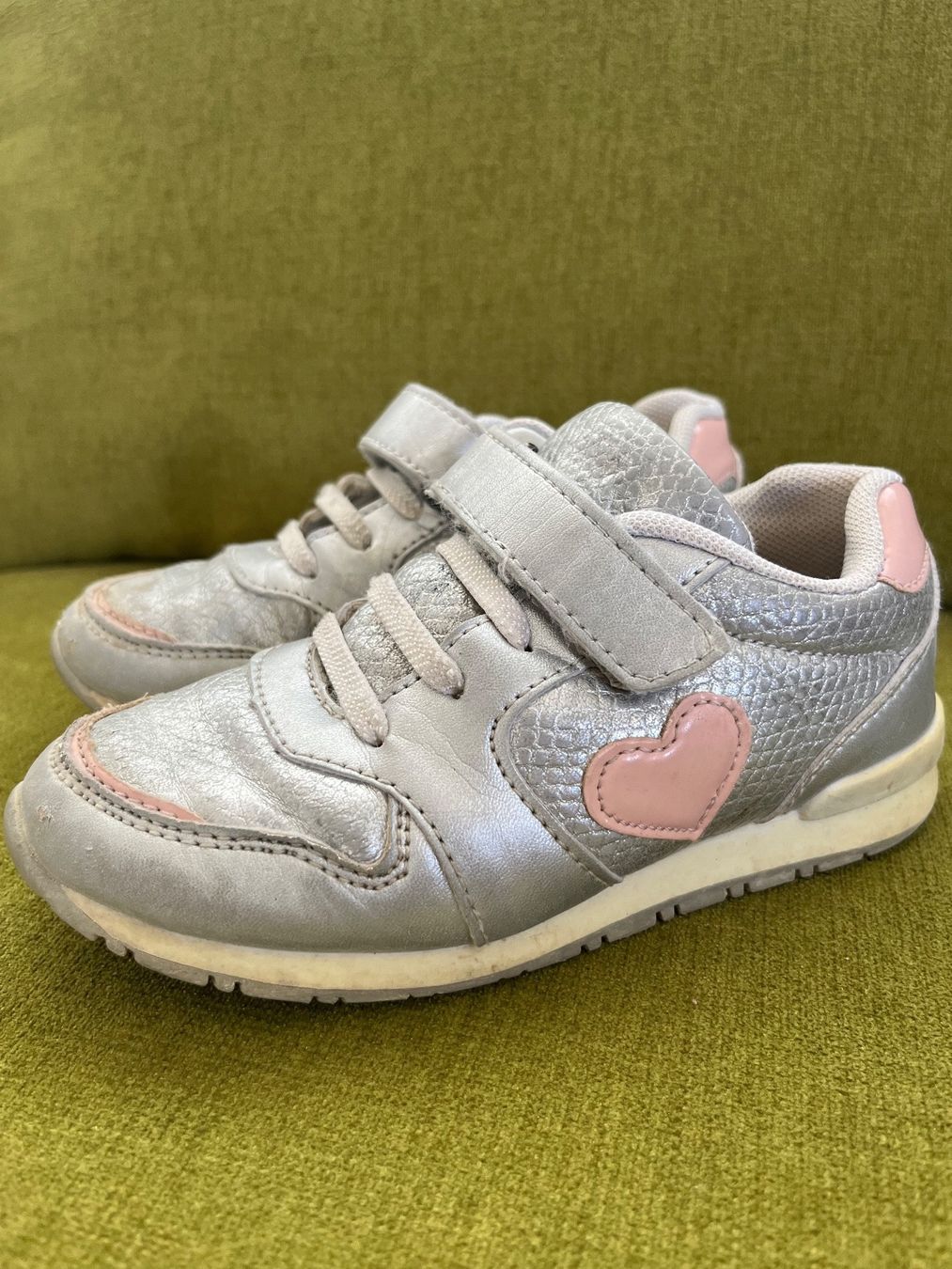 Schuhe für Mädchen: Mädchen Turnschuhe/Halbschuhe Silber/Rosa Grösse 28 – Gebraucht aus Bern von Tres_Calas43860