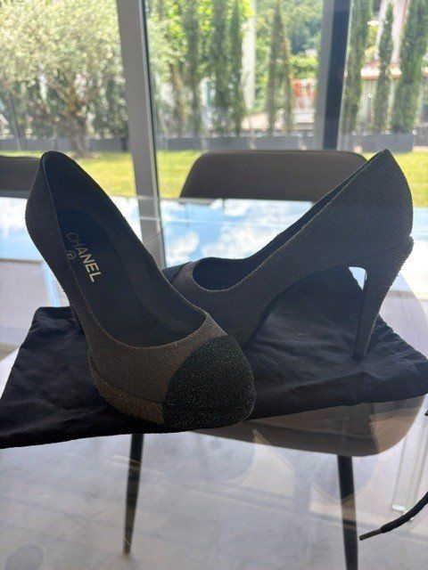 Chanel Scarpe da donna: CHANEL Pumps Grösse 38.5 Grau/Schwarz mit Beutel.Per... – Usato da Lugano venduto da jea_z2sp 1