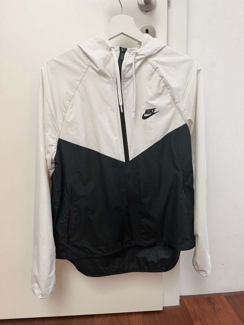 Nike Jacken: Nike - leichte Trainingsjacke – Gebraucht aus Wettingen von han_skf6