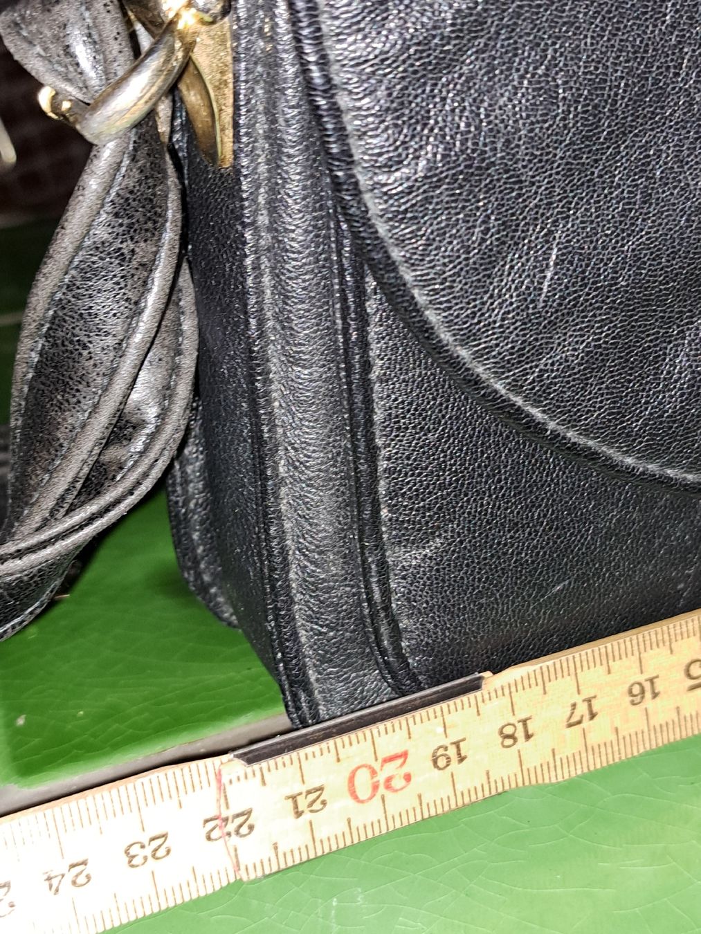 Borse da donna: Schwarze Vintage Handtasche aus Leder, klein, zeitlos! – Usato da Kölliken venduto da Upcycling-by-Mc-TAM 7