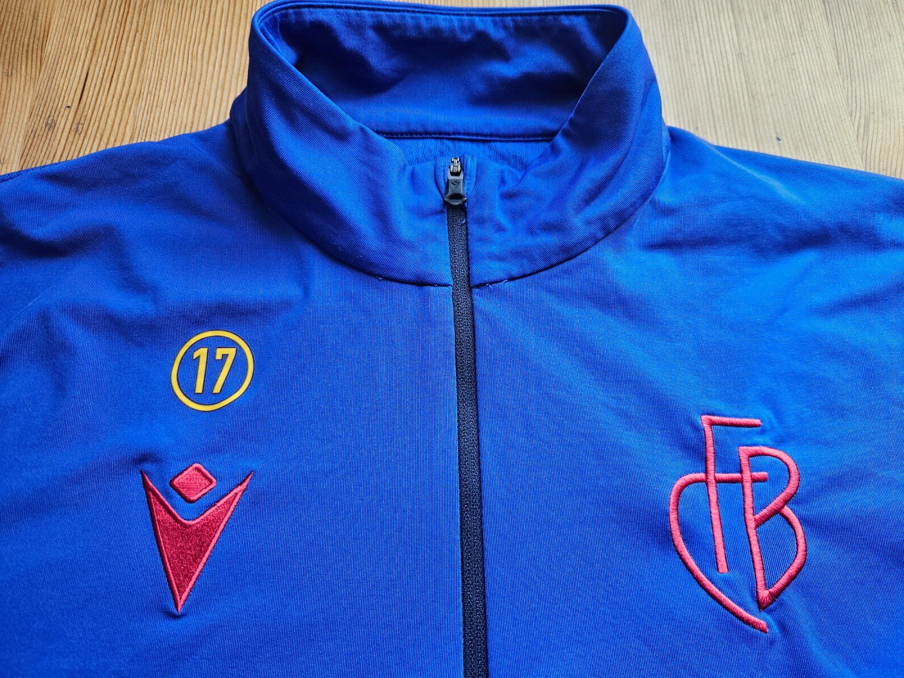 Maillots de corps & Pantalons: FC Basel Trainingsoberteil Macron #17 Grösse M FCB Jacke – D'occasion à Hägglingen par United-Village-Trade 1