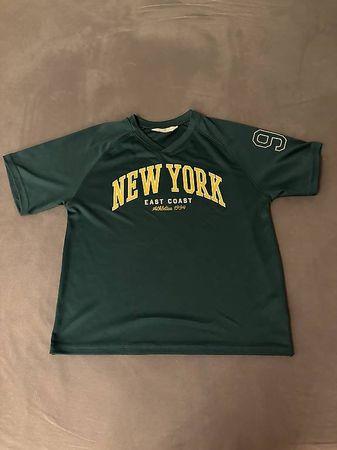 Grünes T-shirt mit gelber Schrift
