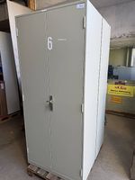 schöner massiver tiefer Metallschrank für Waffen, Munition