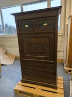 Holzschrank mit Geheimfach