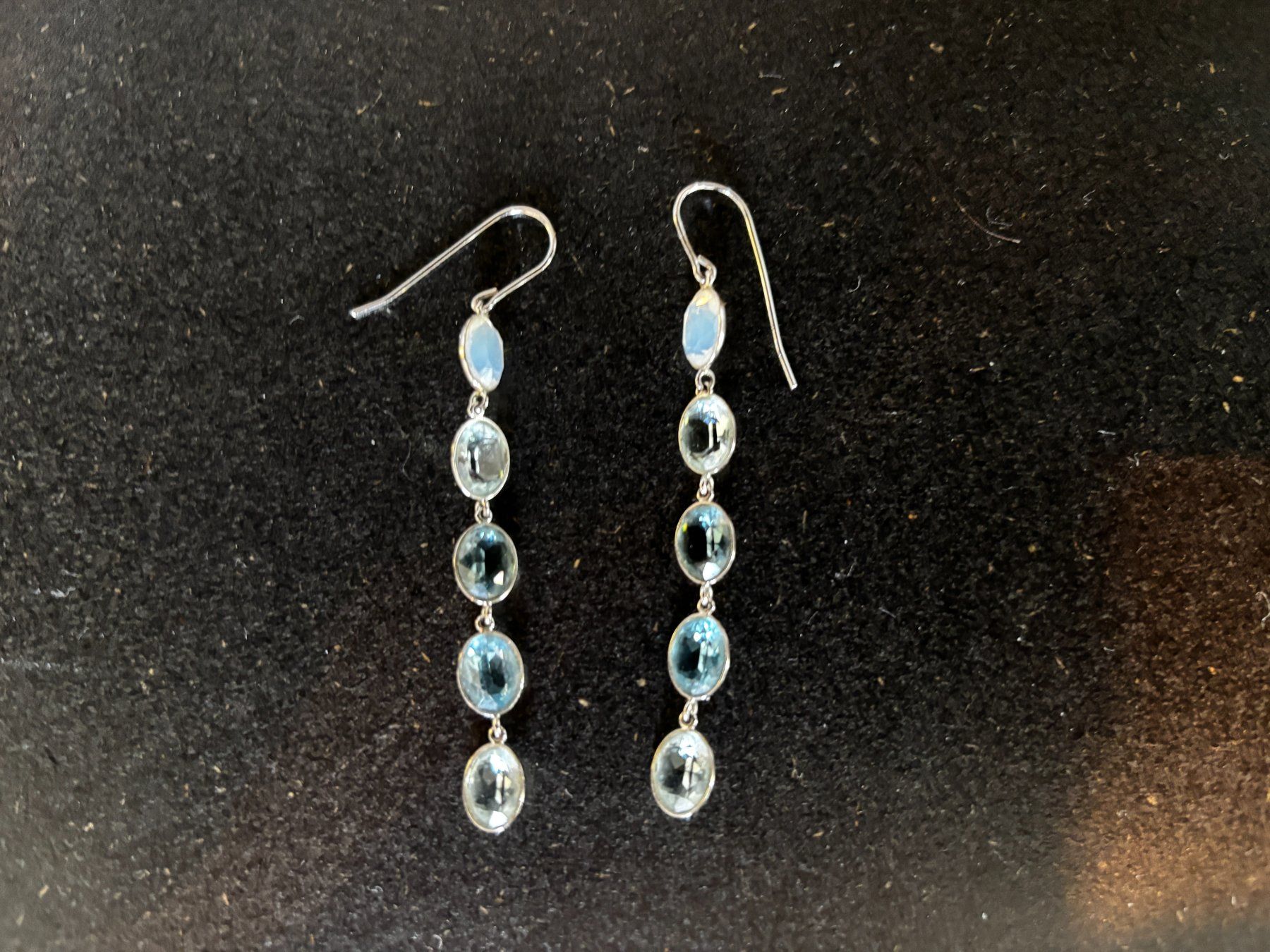 Swarovski Orecchini pendenti & Orecchini a lobo: Swarovski Drop Ohrhänger mit Blautopas-Steinen – Usato da Spiegel b. Bern venduto da Laystyx