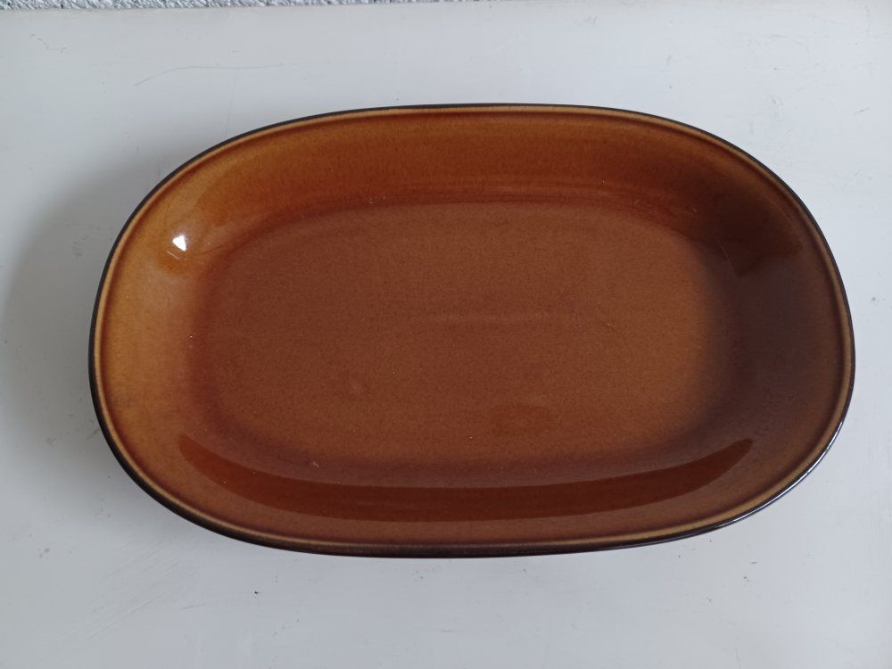Rössler Servierplatten: RÖSSLER Große Platte karamellfarbene 28x18 cm -C42 – Gebraucht aus Morges von vimajes12