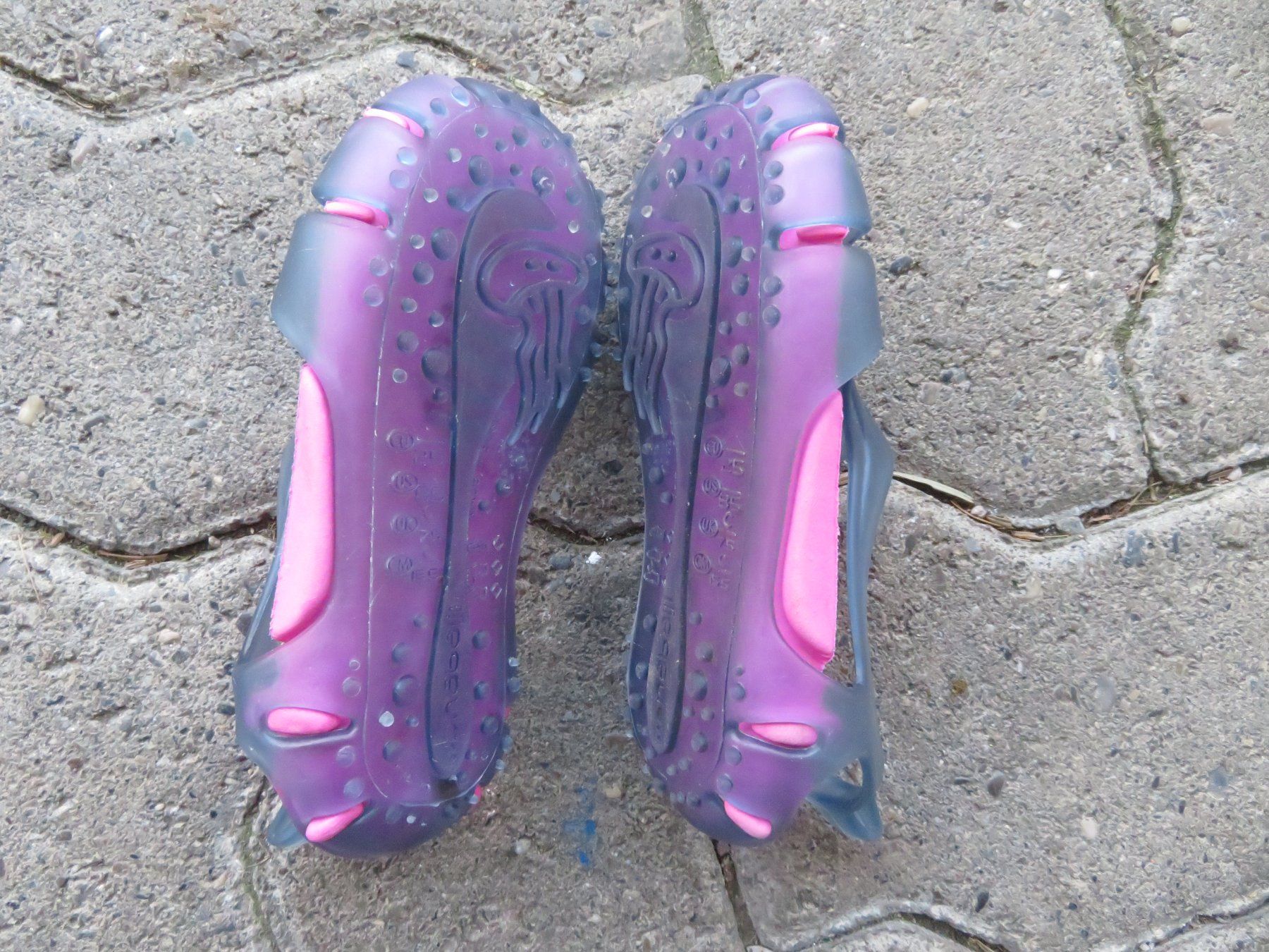 Scarpe per ragazze: Badeschuhe Mädchen Grösse 25 – Usato da Fontaines NE venduto da neuch123 3
