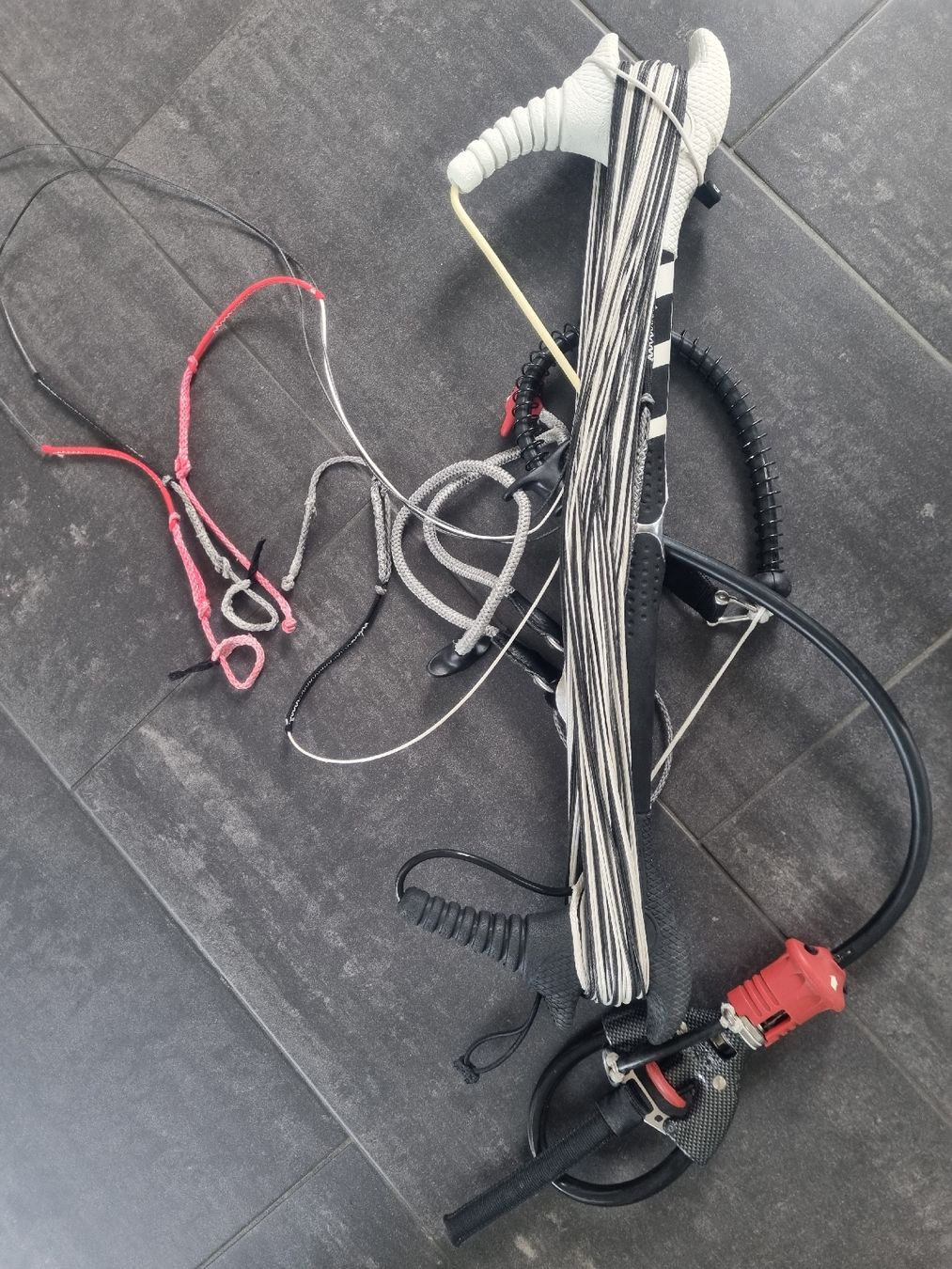 Aquilone: Kitesurf-Set Cabrinha Switchblade 9m, Trapez, Bar, Pumpe, .. – Usato da Wünnewil venduto da Utan8 2