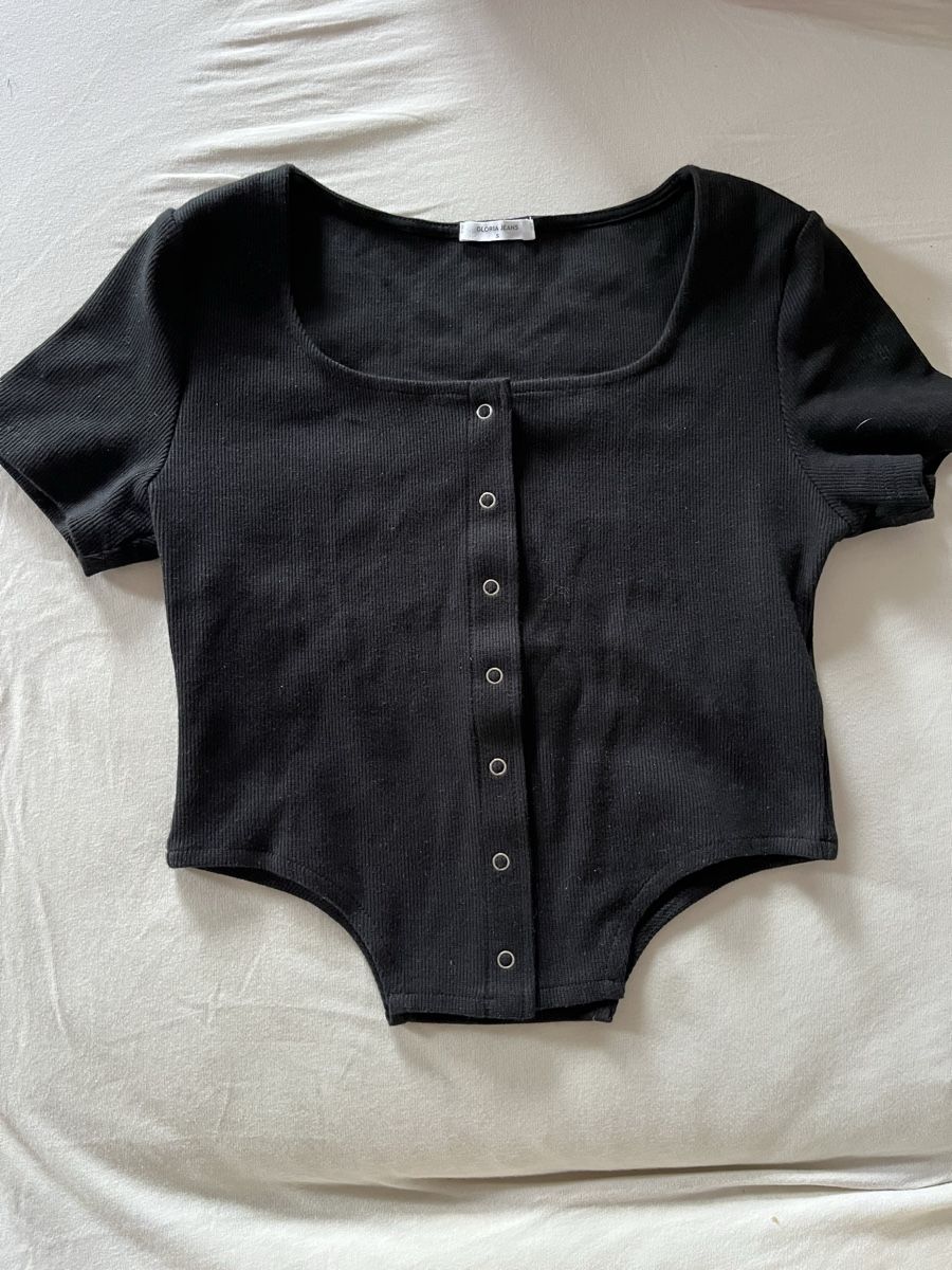 Top: Crop Top schwarz mit kurzen Ärmeln – Usato da Rodersdorf venduto da estherdaphne