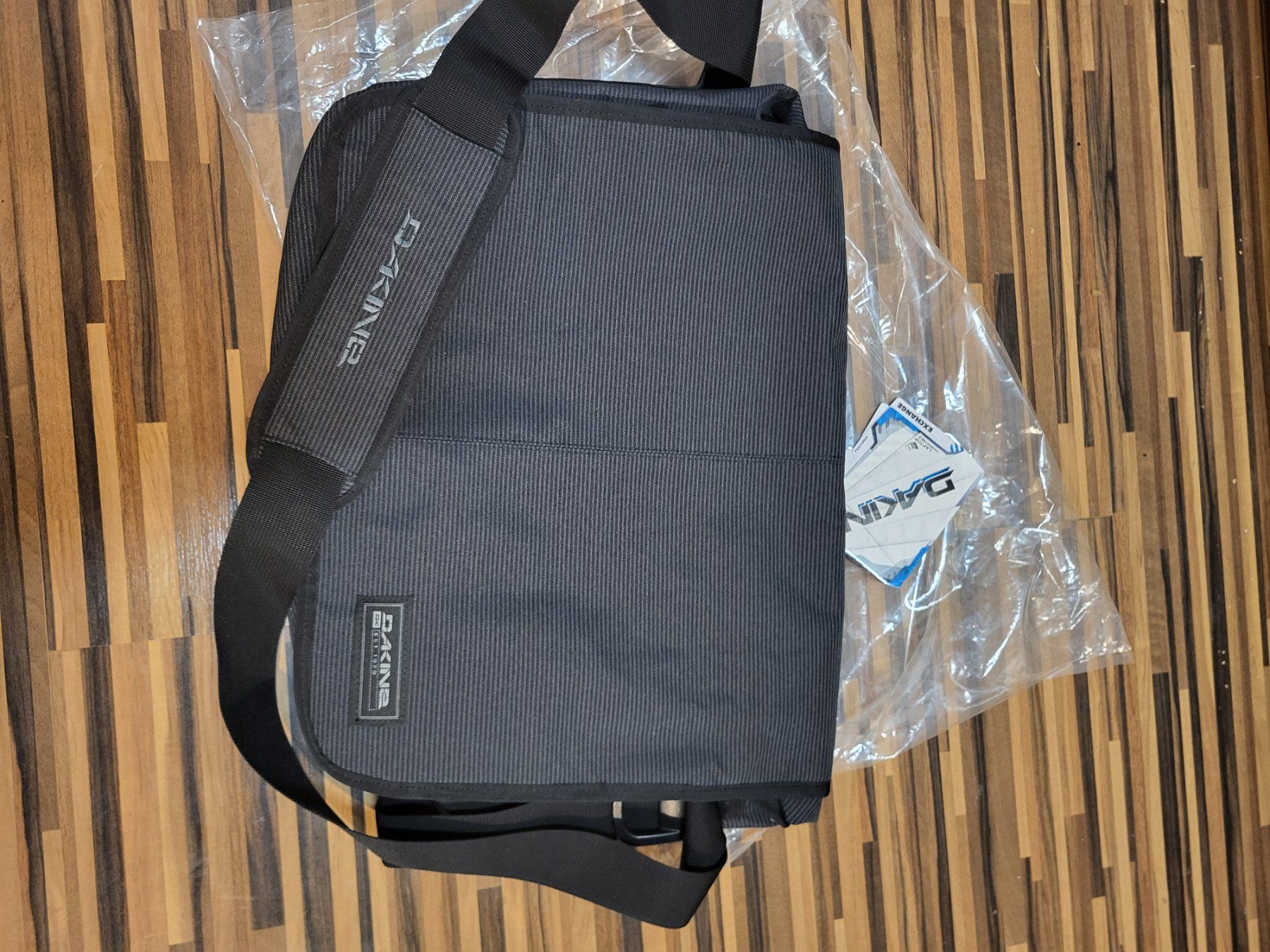 Dakine Taschen: Dakine Laptop Tasche 22 Liter – Neu und originalverpackt aus Goldach von Fuchour