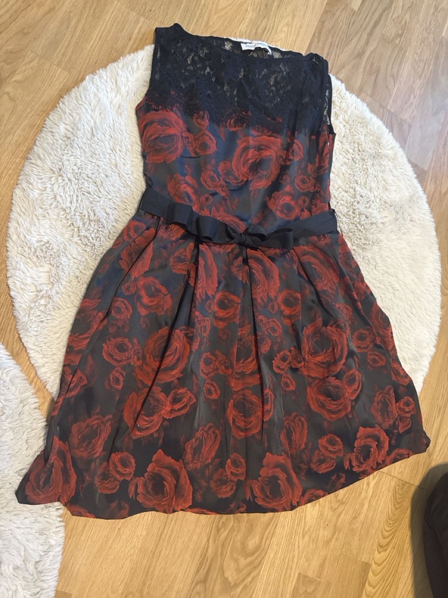 Vestiti: Kleid mit Roten Rosen – Usato da Sevelen venduto da Shelly