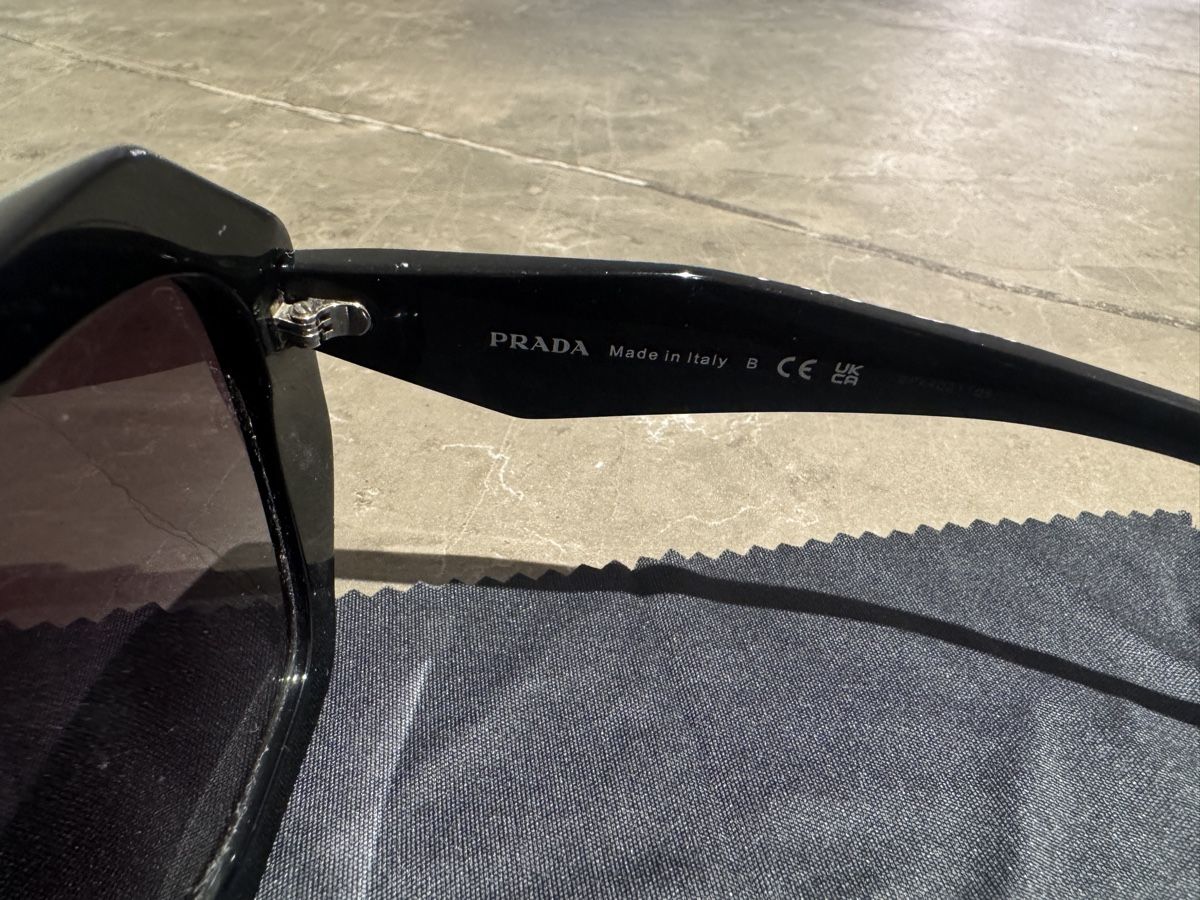 Prada Brillen & Gläser: Sonnenbrille Prada schwarz mit Etui und Tuch – Gebraucht aus Schindellegi von leo_7s6q 2