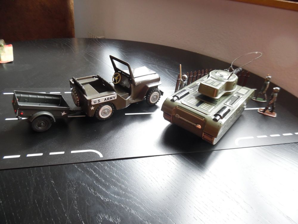 Militär Blechspielzeug Konv. Panzer, Jeep Figuren u Anhänger 6