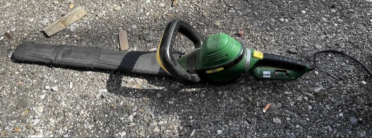 Alle Werkzeuge: Heckenschere elektrisch  – Gebraucht aus Breitenbach von aya_w5x7
