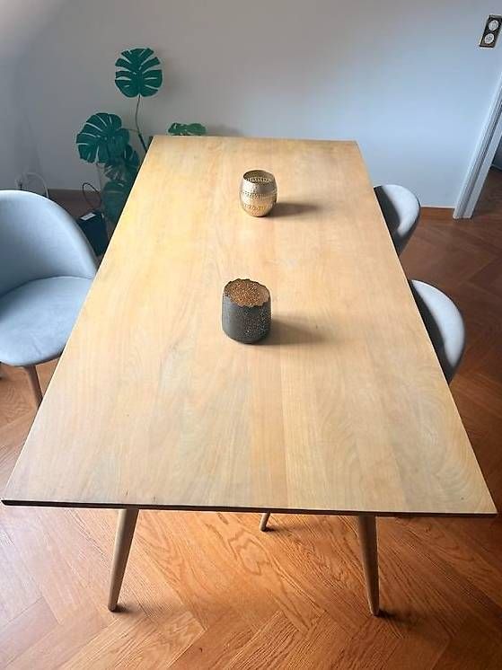Tavoli: Wunderschöner Esstisch mit ein paar Gebrauchsspuren – Usato da Bern venduto da Jenzymaui