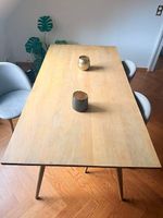 Wunderschöner Esstisch mit ein paar Gebrauchsspuren