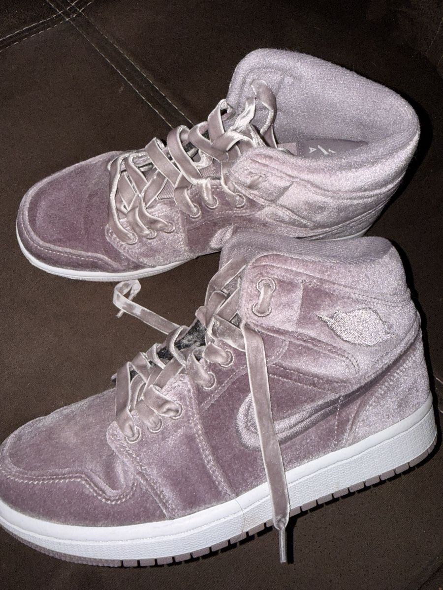 Scarpe da donna: Jordan 1 High Damenschuhe Samt Grösse 39 – Usato da birsfelden venduto da jaycee26 1