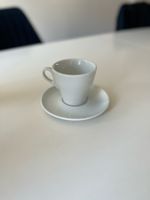 Elegante weisse Kaffeetasse mit Untertasse - Zeitloses De...