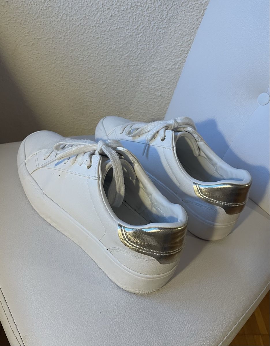 Zara Damenschuhe: Zara Sneaker – Weiß, Grösse 39 – Gebraucht aus Hausen am Albis von Kleiderschrank.Elena