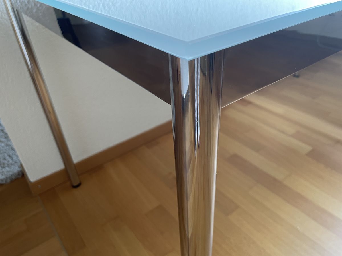 Interio Schreibtische: Bürotisch mit Glasplatte – Gebraucht aus Rickenbach SZ von reg_d29p 1