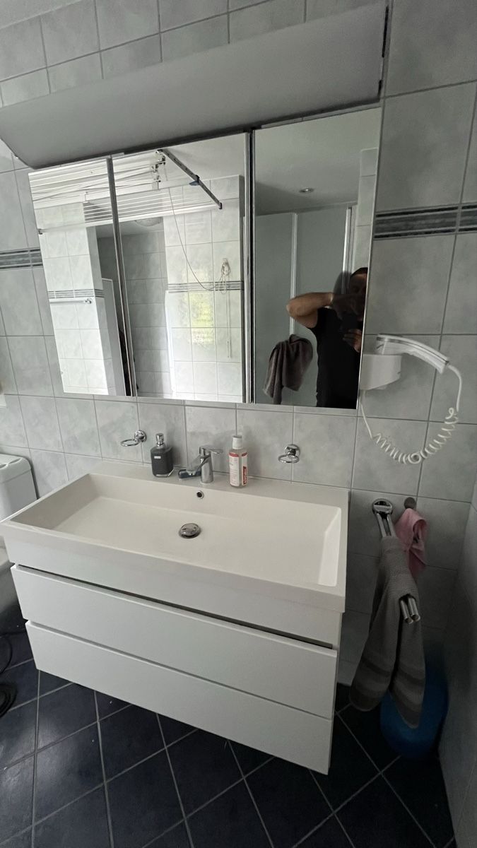 Installations & Meubles: Badezimmermöbelset mit Waschbecken Spiegelschrank – D'occasion à Schaanwald FL par G60_Power