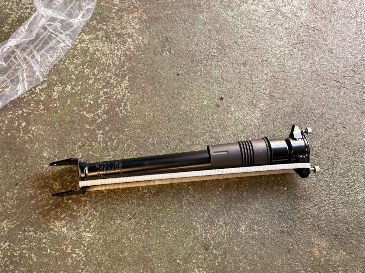 Mercedes-Benz Tutti pezzi di ricambio auto: Hinterachs Dämpfer Mercedes W164 – Nuovo (secondo la descrizione) da Opfikon venduto da Chris151294