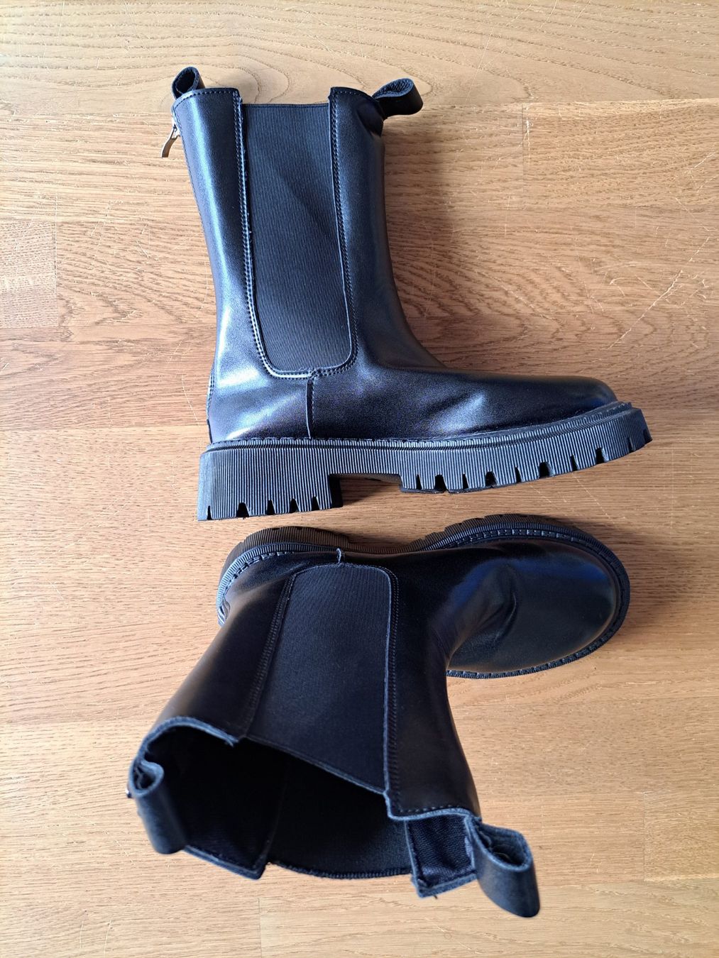 Scarpe da donna: Stiefel mit Profilsohle Gr. 37 – Usato da Oetwil am See venduto da Kuechenzeit 2