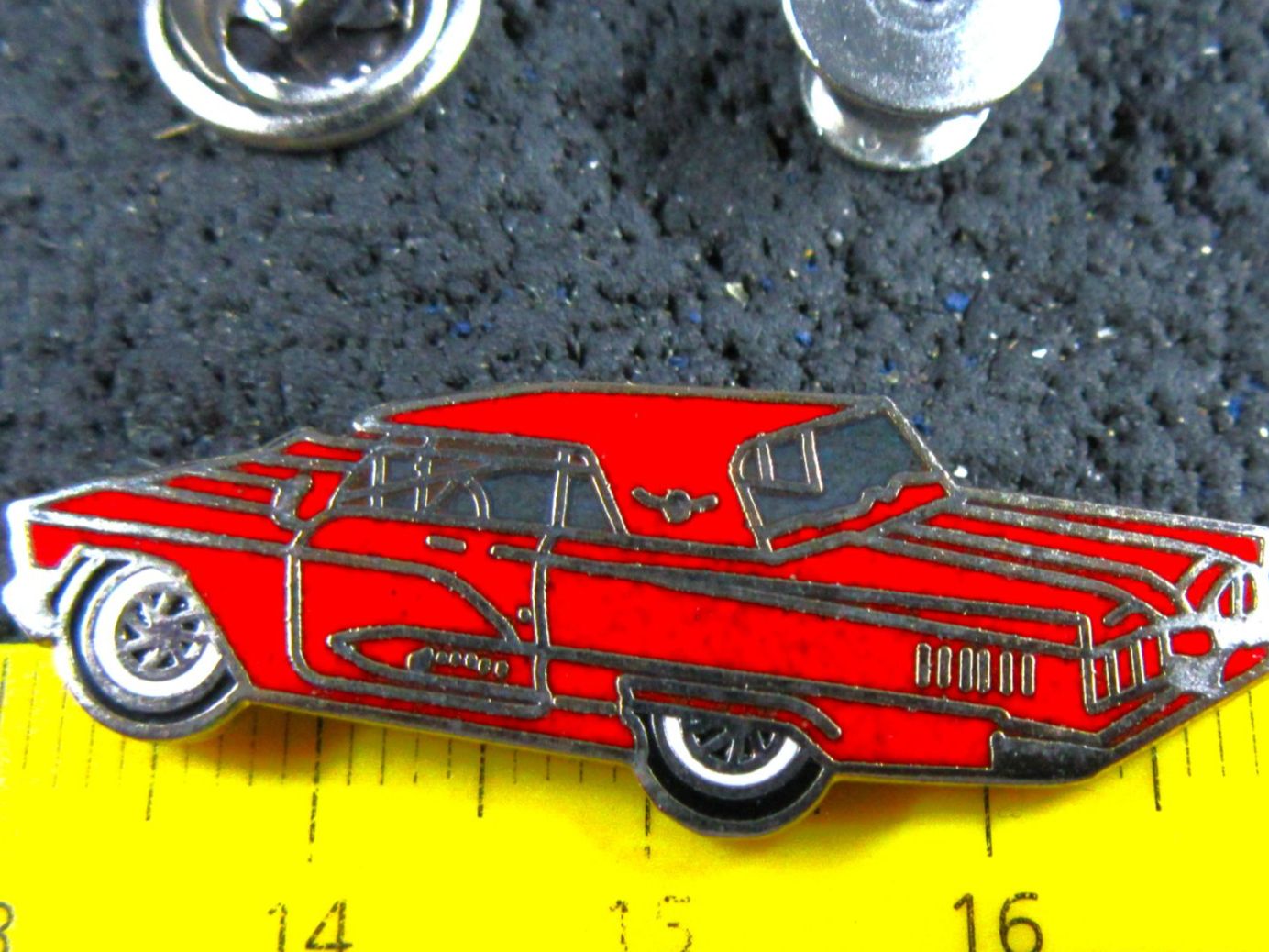 Ford Plaketten & Abzeichen: FORD THUNDERBIRD ROT AUTO PIN ENAMEL MIT SECURITY-CLIP – Gebraucht aus Ettingen von Hausi4711 1