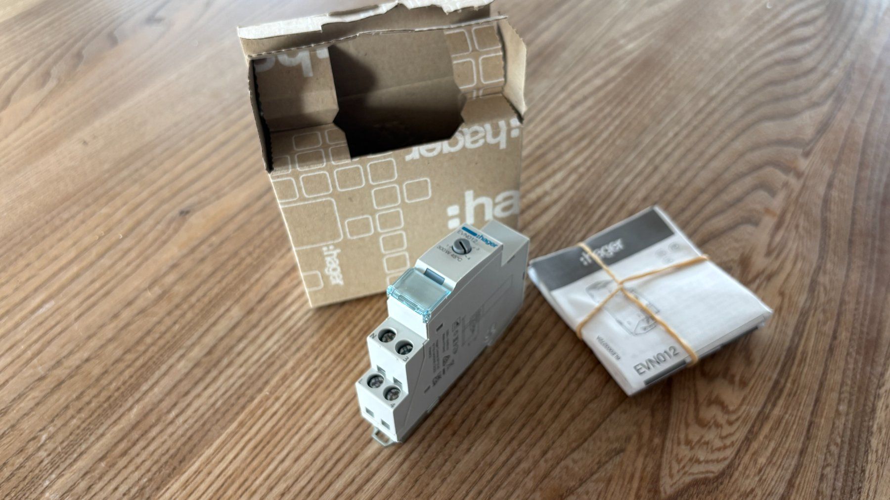 Hager Interrupteurs: Hager Universal RC Dimmer EVN012 – Neuf avec emballage d'origine à Zürich par Primadonna 2
