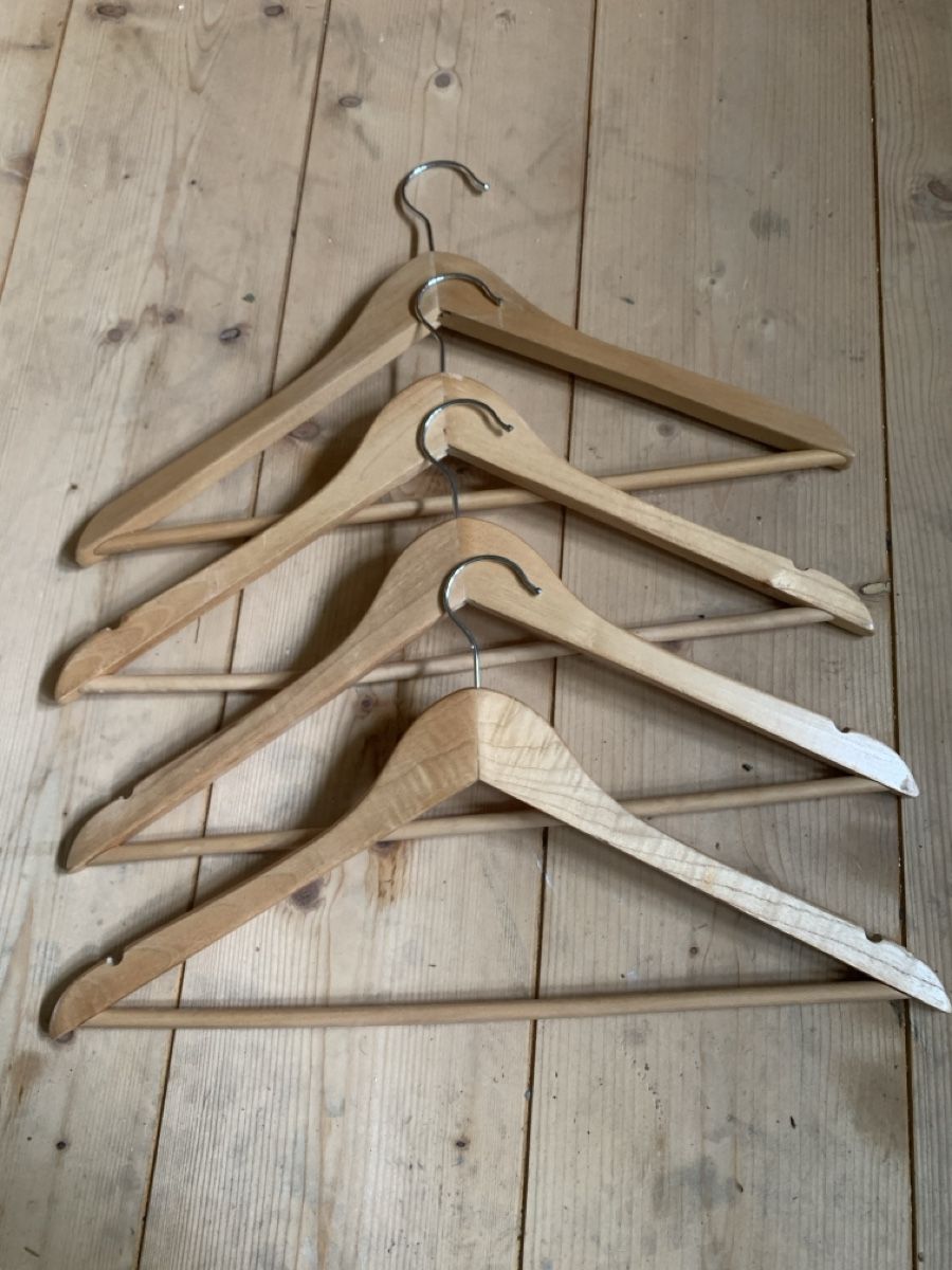 Kleiderbügel: Handgemachte Holz-Kleiderbügel, 4 Stück – Neu (gemäss Beschreibung) aus Grosshöchstetten von juri_pf