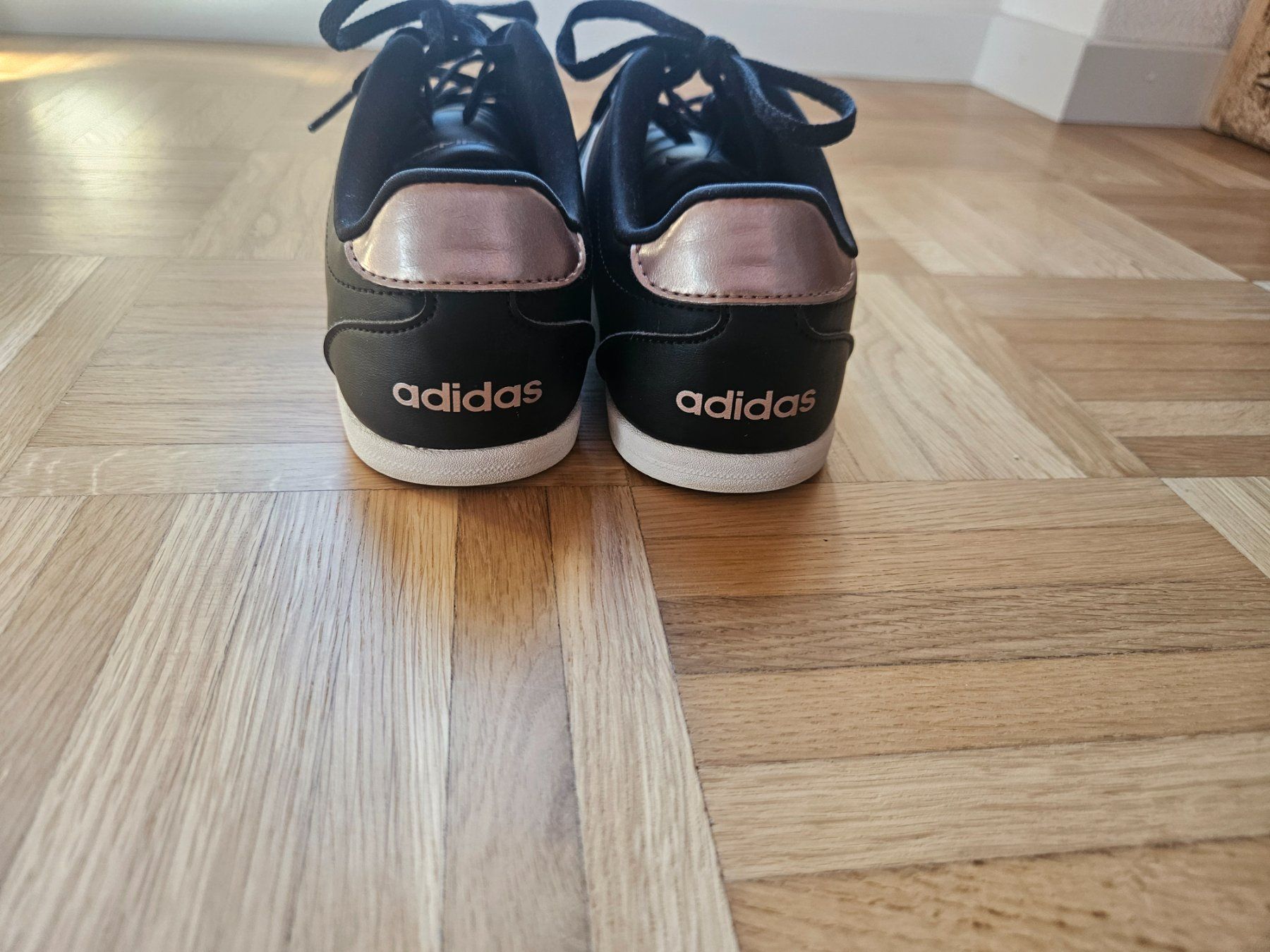 Adidas Scarpe da donna: Adidas Sneaker, Grösse 42, Top Zustand – Usato da Oberhelfenschwil venduto da tup12 3