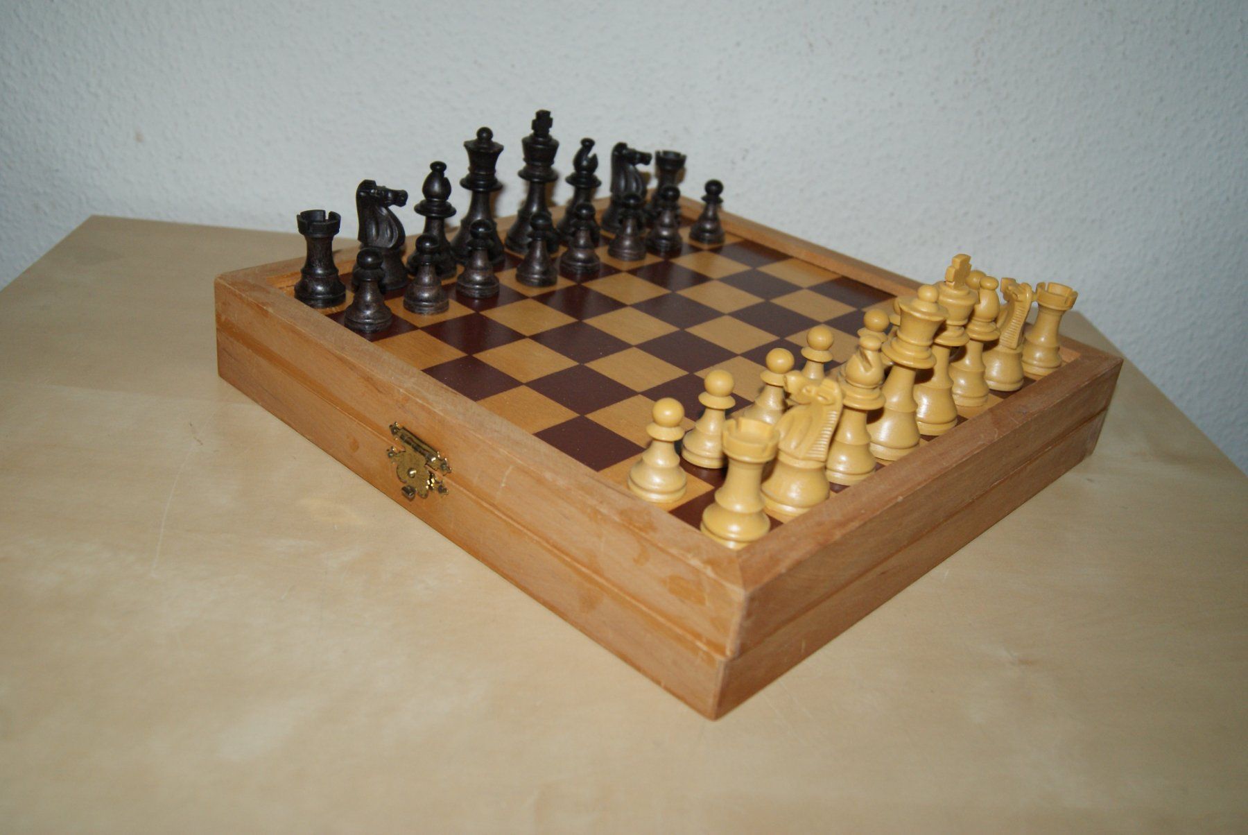 Giochi: Schachbrett-Box aus Holz mit Bakelit? Figuren – Usato da Zürich venduto da Widi1 4