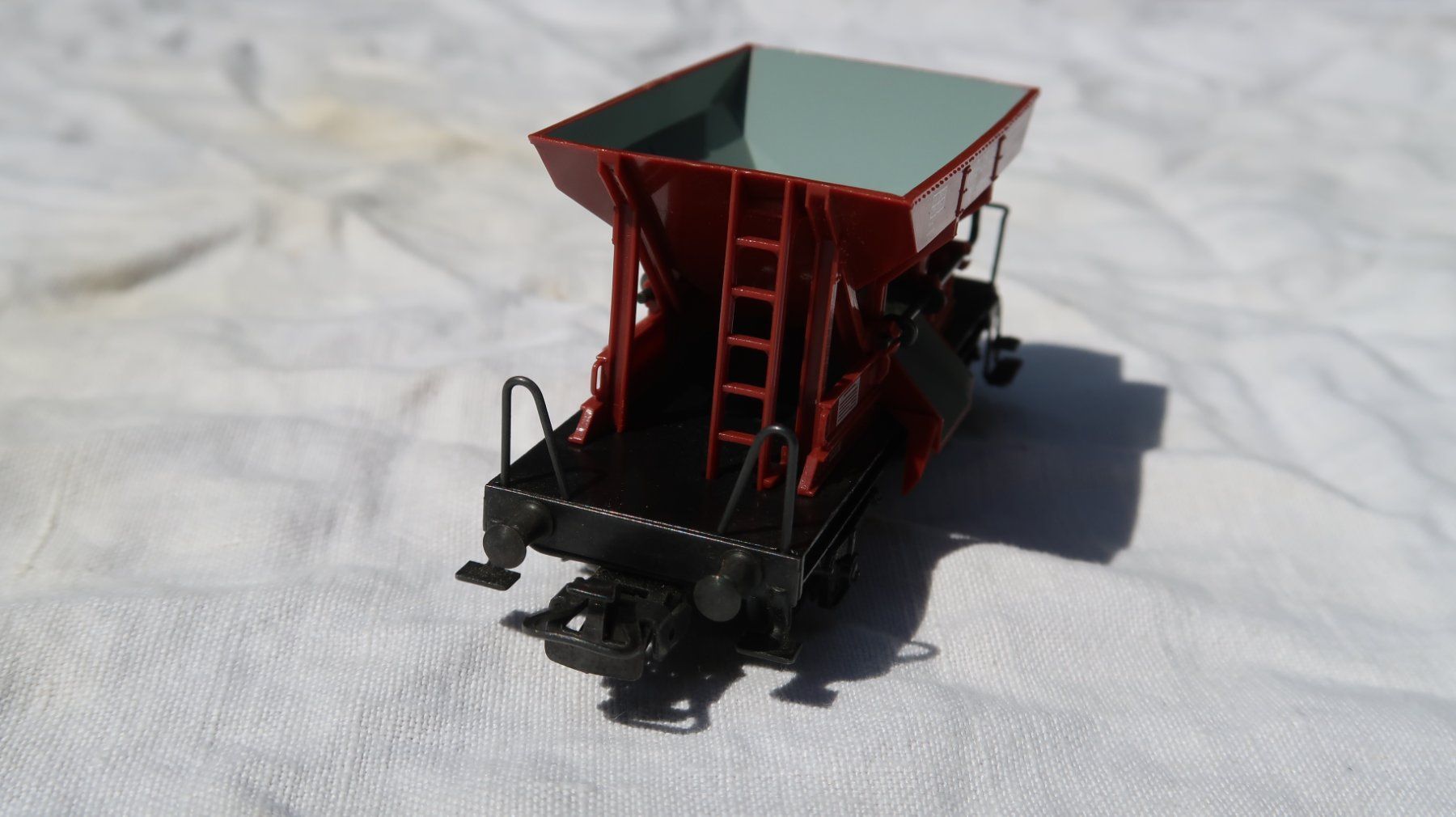 Märklin Modellini di ferrovie: MÄRKLIN DB Kies- /Schotterwagen – Usato da Muttenz venduto da Laeckerlihamschter 3