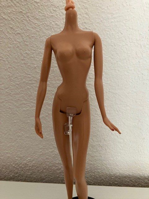 Bambole: Barbie corps model muse + chaussures + socle – Usato da Les Ponts-de-Martel venduto da Jolisa 1