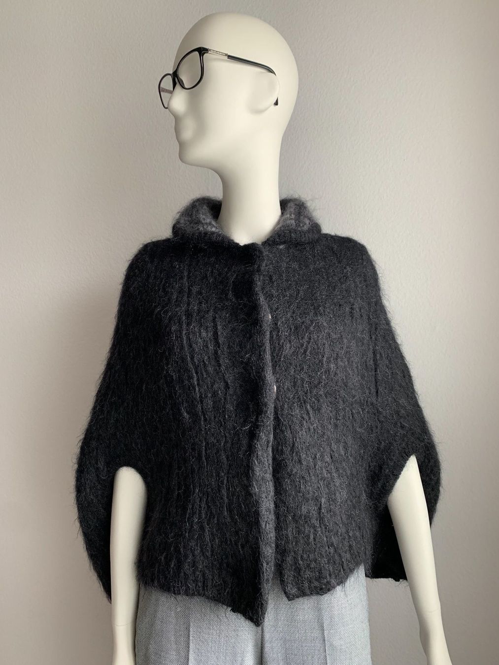 Prada Cappotti: Prada Poncho – Nuovo (secondo la descrizione) da Winterthur venduto da 19.19