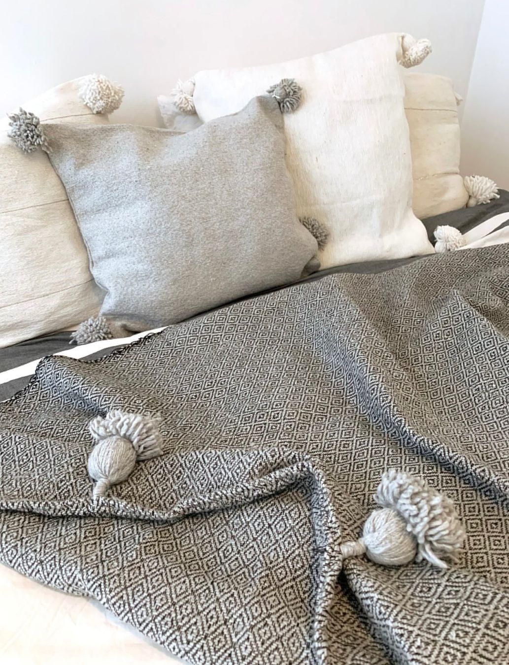 Cuscini: Kissenhülle mit Pompoms, handgefertigt – Nuovo e nell'imballaggio originale da Opfikon venduto da Zentou 1