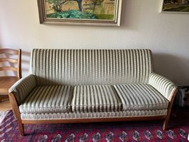 Bequemes nicht aufdringliches Sofa. Polsterung gut.